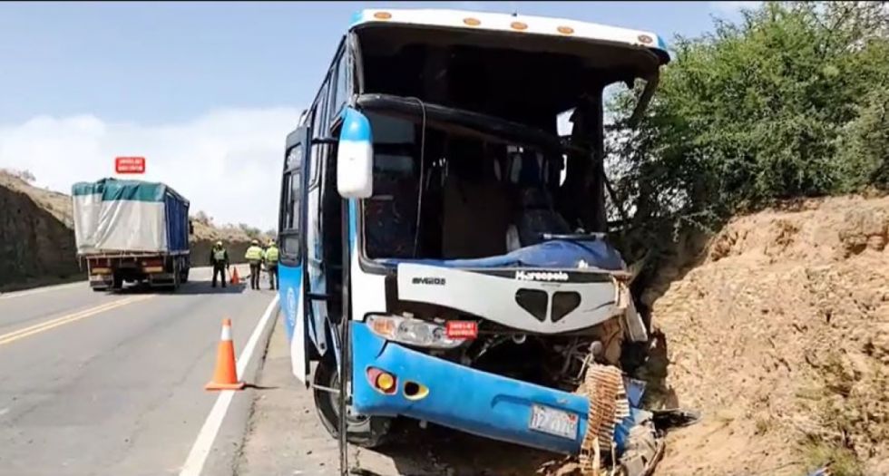 Fuerte colisión entre bus y camión en la ruta al Norte de Tarija deja