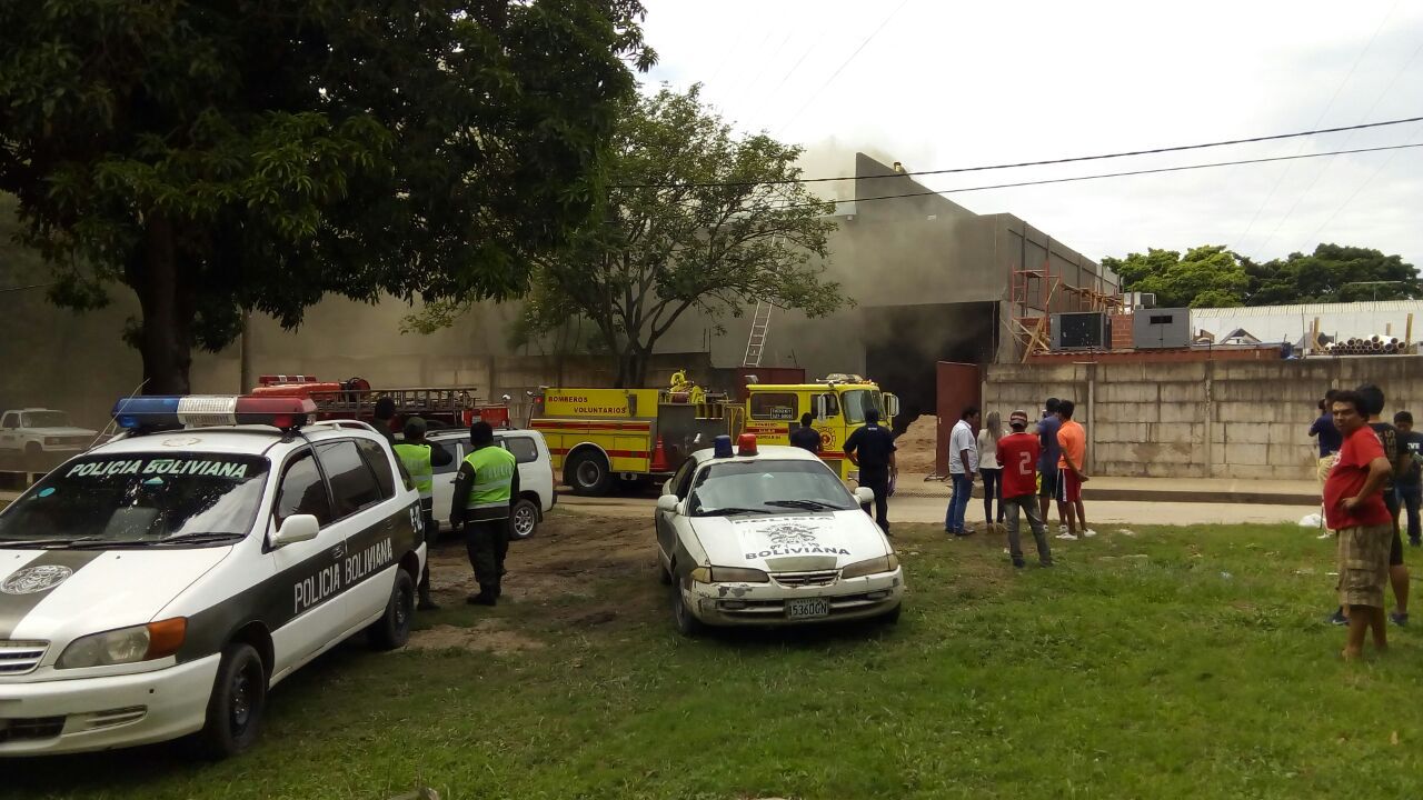 Reportan incendio en estudios de la red Unitel-Santa Cruz