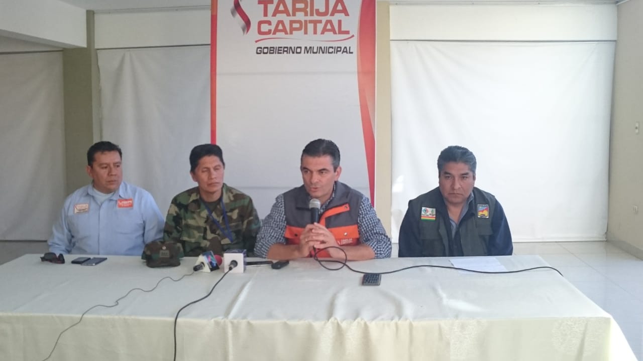 Alcaldía, defensa civil, bomberos y policía nacional unen esfuerzos para sofocar incendio en Pinos Sud