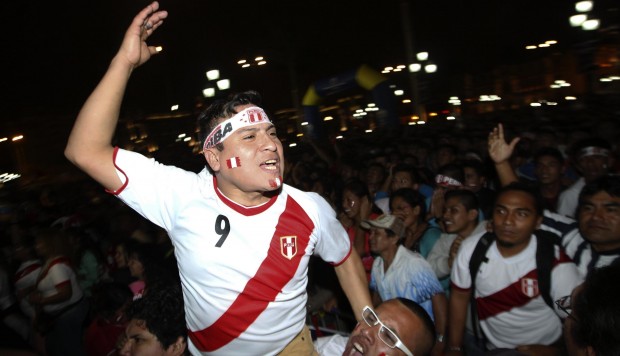 Hinchas peruanos convierten en violencia la frustración por la eliminación