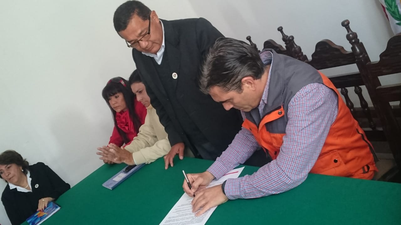 Alcalde Paz única autoridad que asiste a la casa cívica para la firma de compromiso de unidad por Tarija