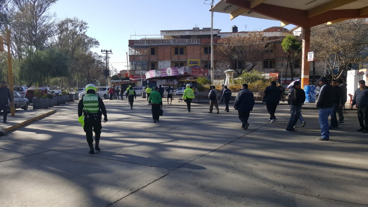 Minivans retornan a la ex terminal y Policía intenta desalojar