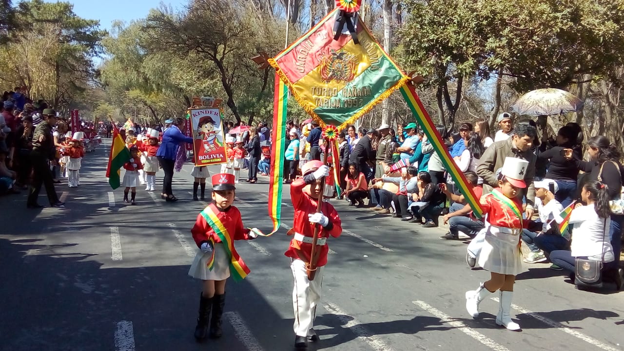 Niños y FFAA rinden homenaje a la tricolor boliviana en el Día de la Bandera (Videos)