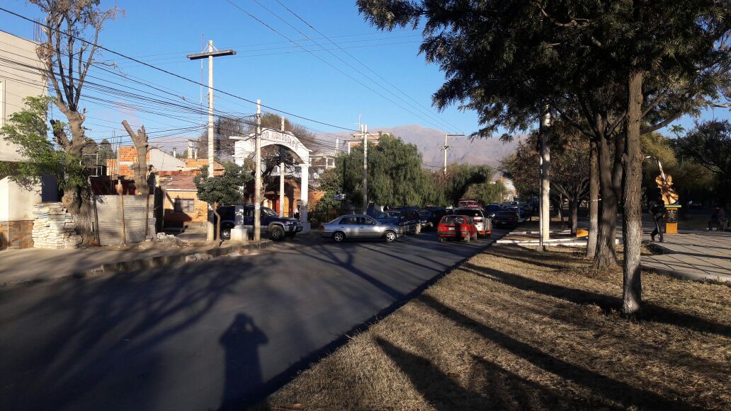 Vecinos del barrio Aeropuerto bloquean y exigen que Av. Heroes del Chaco sea doble vía