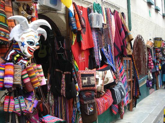 El aguayo artesanal cae ante el industrializado en mercados bolivianos