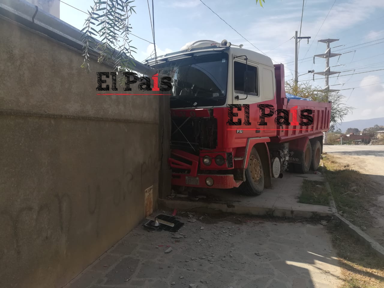 Volqueta pierde el control e impacta con un domicilio en Tarija