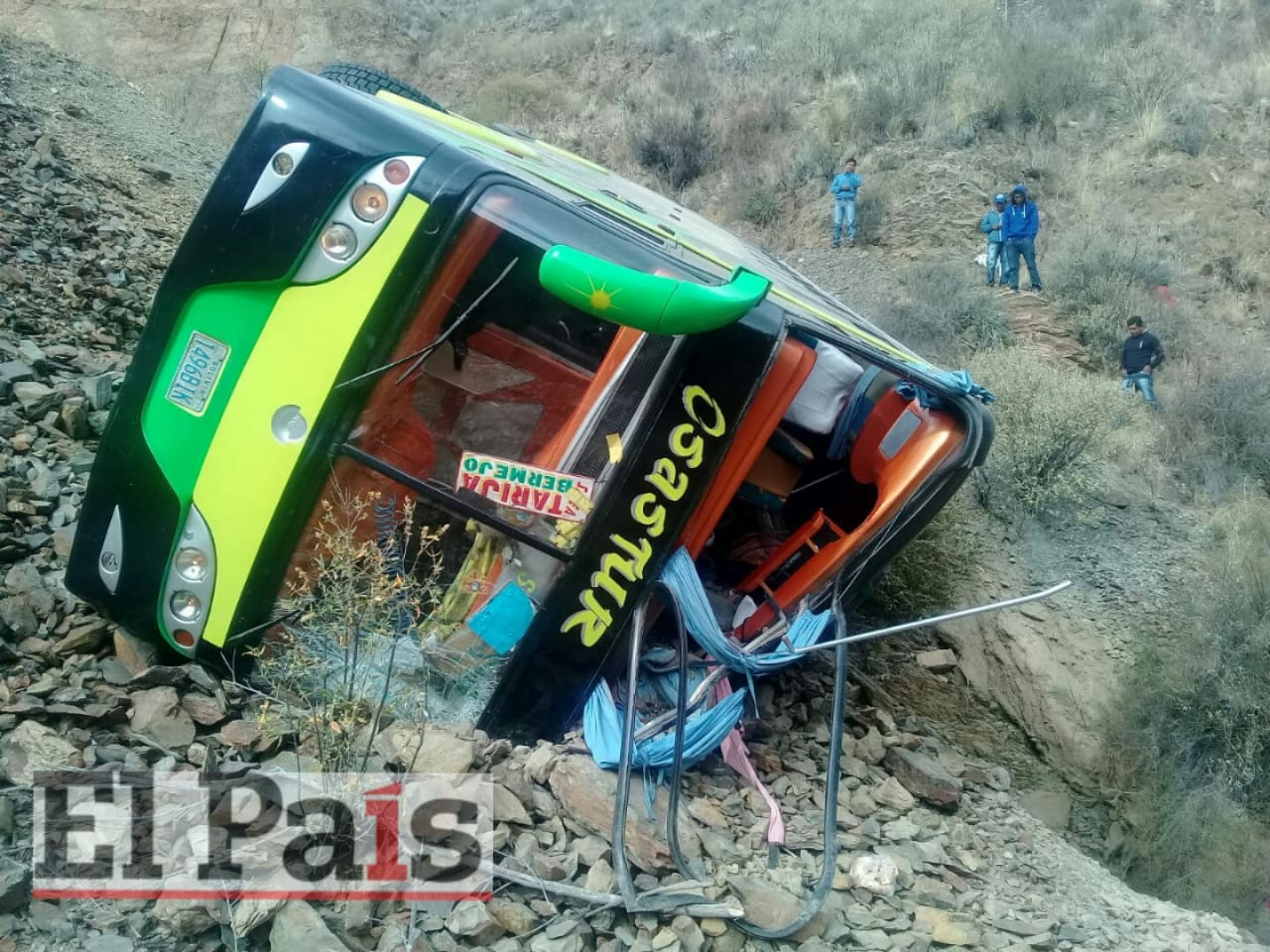 Embarranca bus que salió de La Paz a Tarija, reportan 2 fallecidos