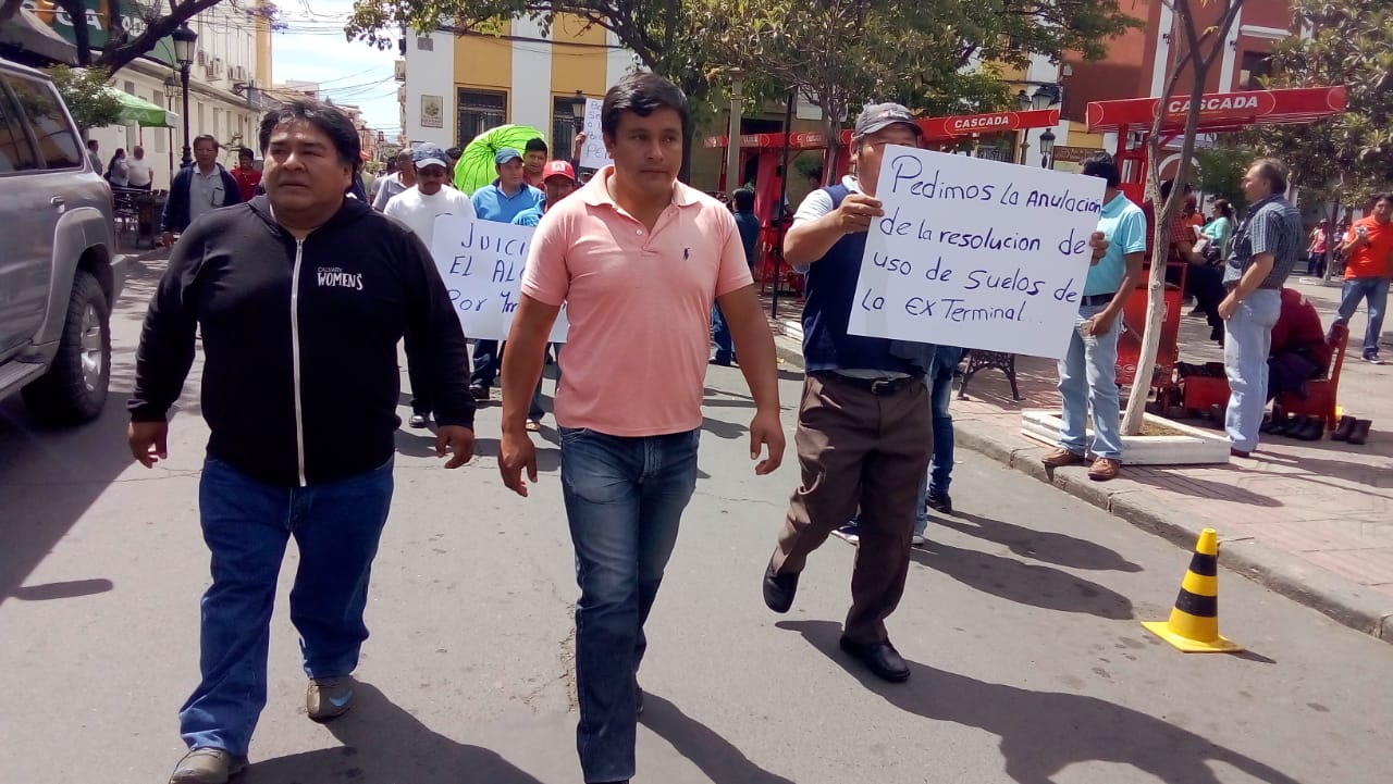 Transportistas interprovinciales marchan por las calles de Tarija y piden dejarles trabajar desde la exterminal