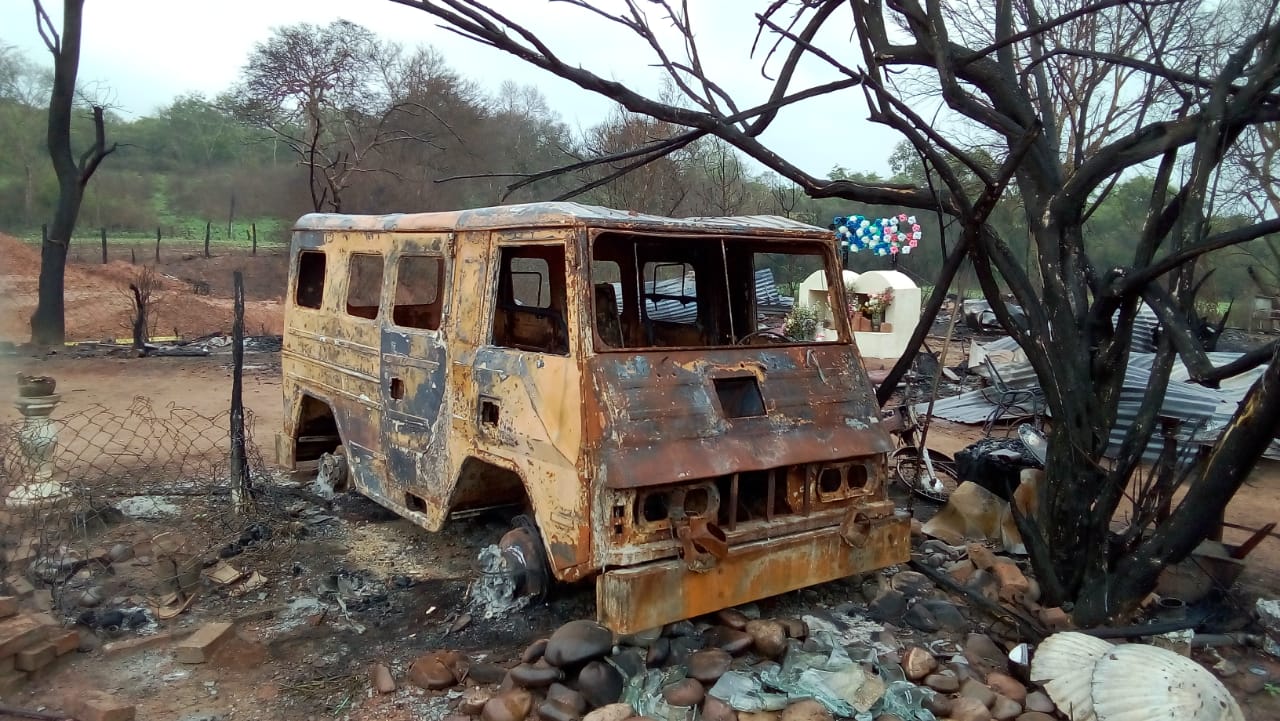 Un vehículo devorado por las llamas por el incendio en la comunidad El Pelícano