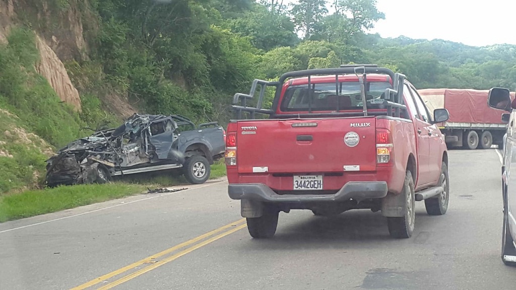 Camión colisionó con una camioneta en la carretera Camiri-Villa Montes