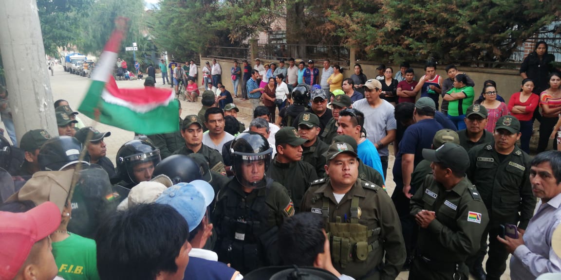 Guerrero y Policía retroceden; unas 200 personas resguardan la subgobernación (Imágenes)