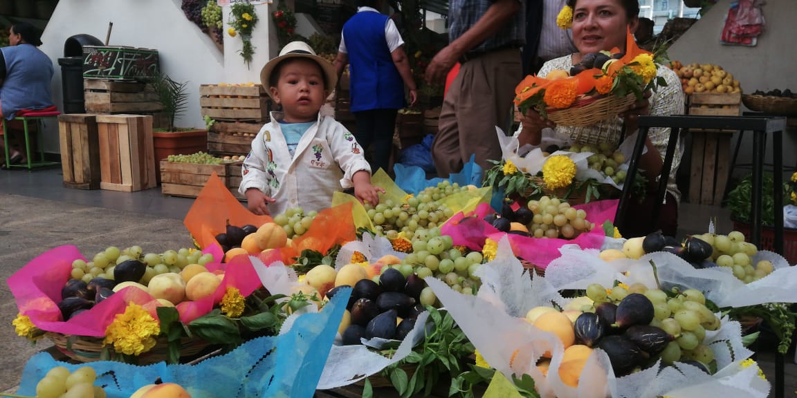 martes de challa en tarija-mercado central-foto-el-país-canasta-fruta-albahaca