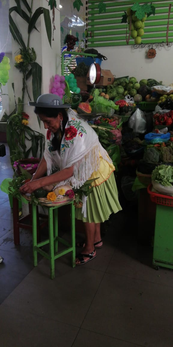 martes de challa en tarija-mercado central-foto-el-país-canasta-fruta-albahaca 3