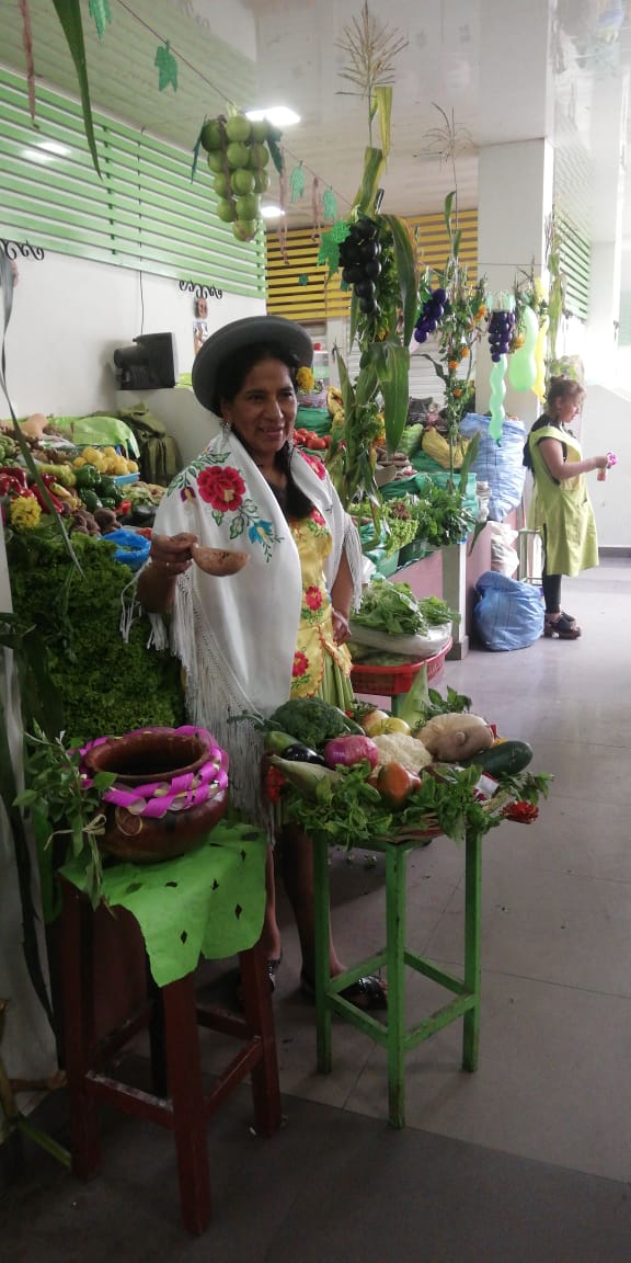 martes de challa en tarija-mercado central-foto-el-país-canasta-fruta-albahaca 1