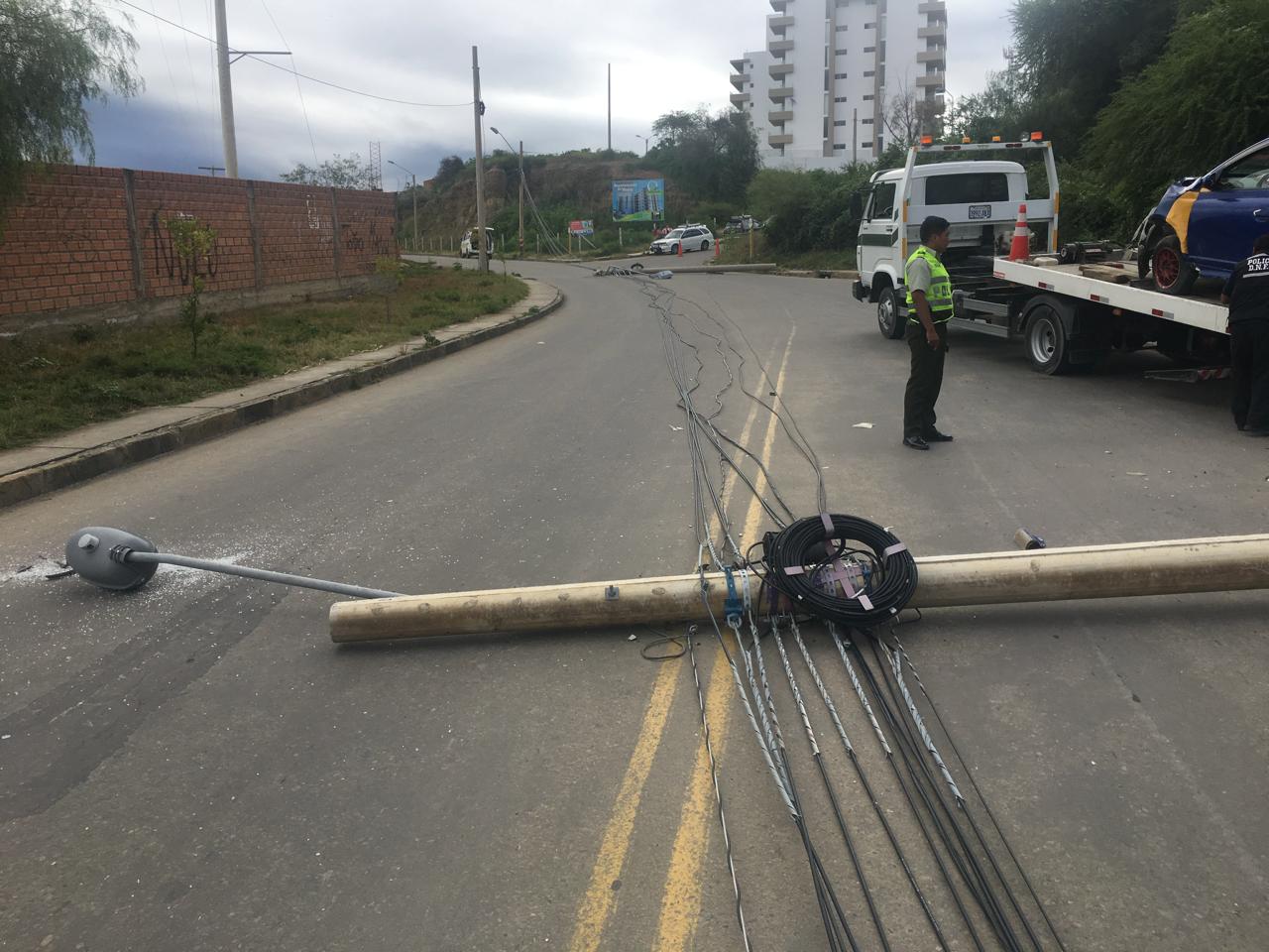 Accidente ocasiona la caída de un poste en el barrio Luis de Fuentes