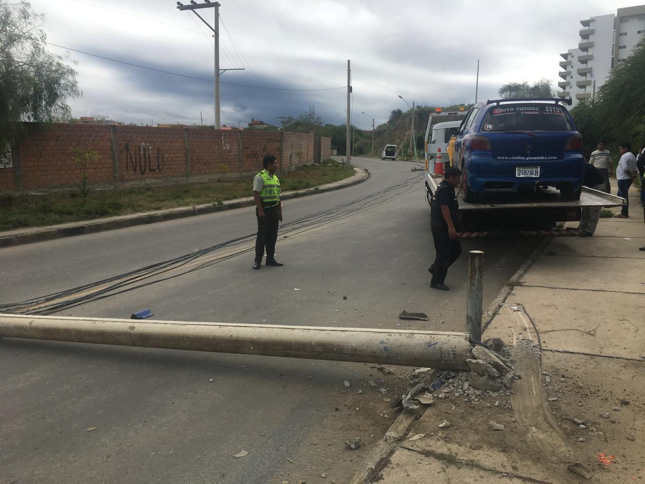 Accidente ocasiona la caída de un poste en el barrio Luis de Fuentes