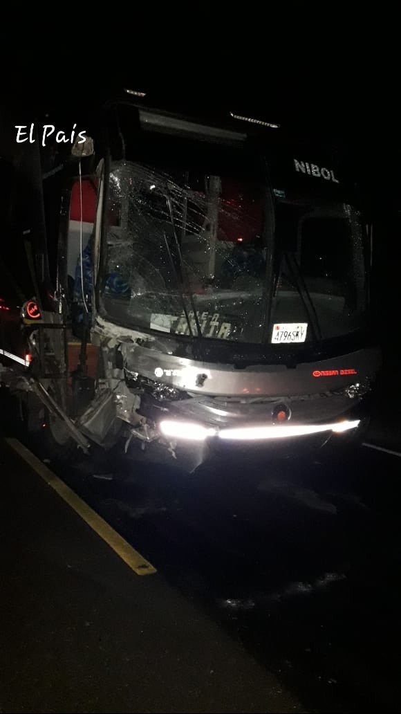 Colisión de bus con vagoneta deja 2 muertos y 4 heridos