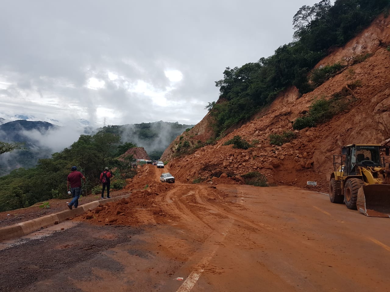 Derrumbe en el tramo Entre Ríos - Palos Blancos corta paso vehicular (Video)