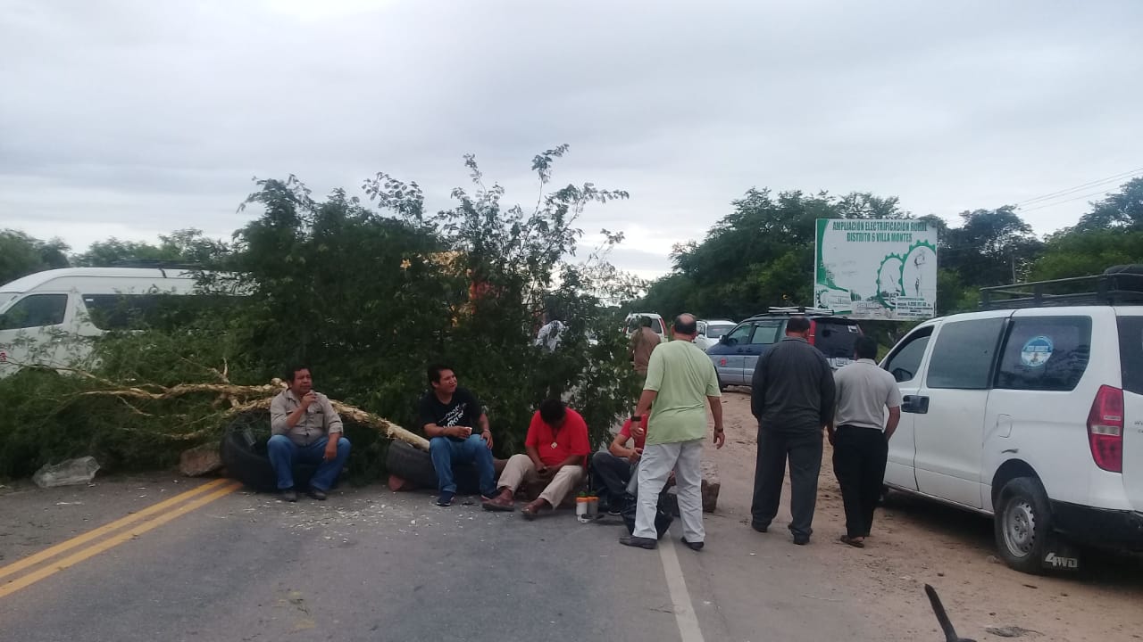 Transportistas bloquean carretera Villa Montes- Camiri, reclaman seguridad vial