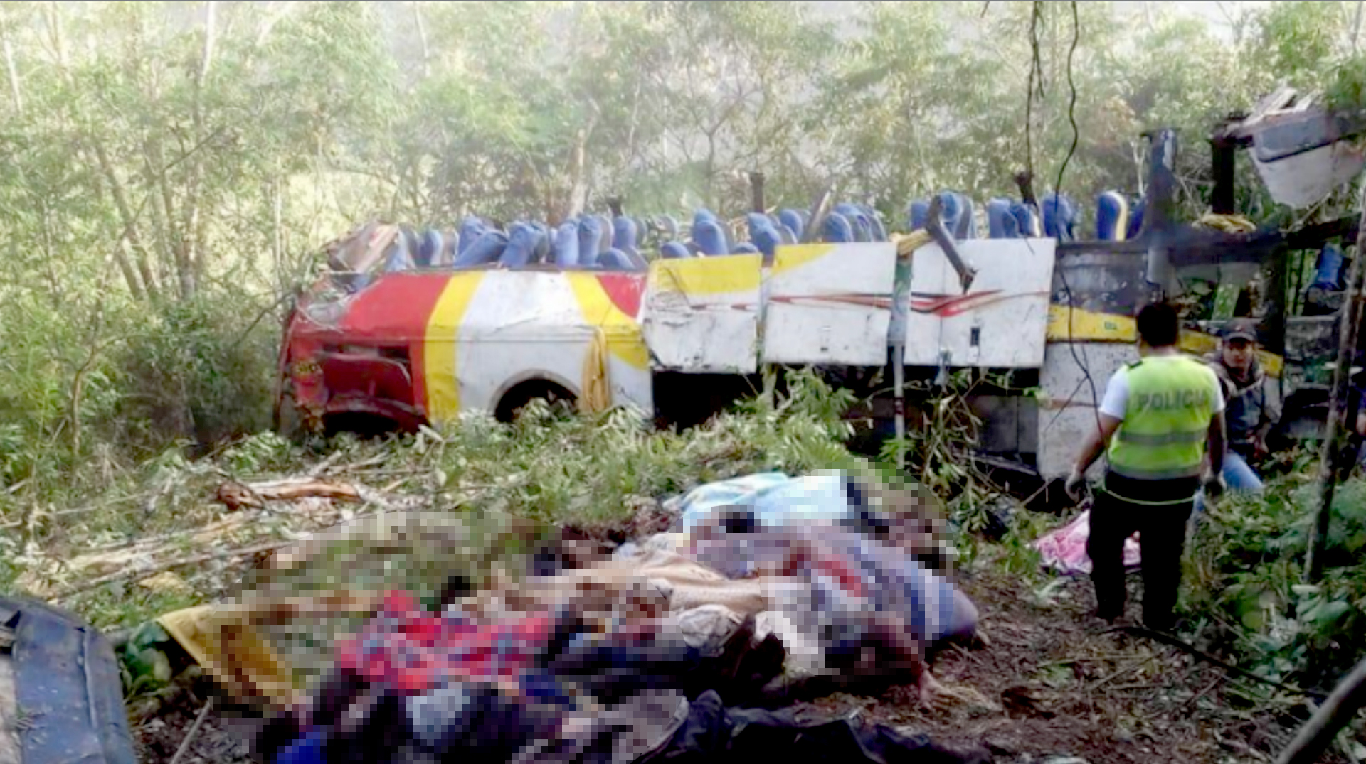 Sube a 25 los muertos por la caída de un bus en Yolosita