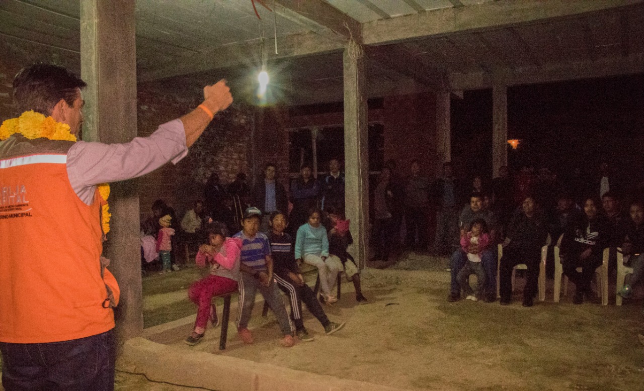 Alcalde Paz inaugura luminarias para el barrio El Rosal de Tarija
