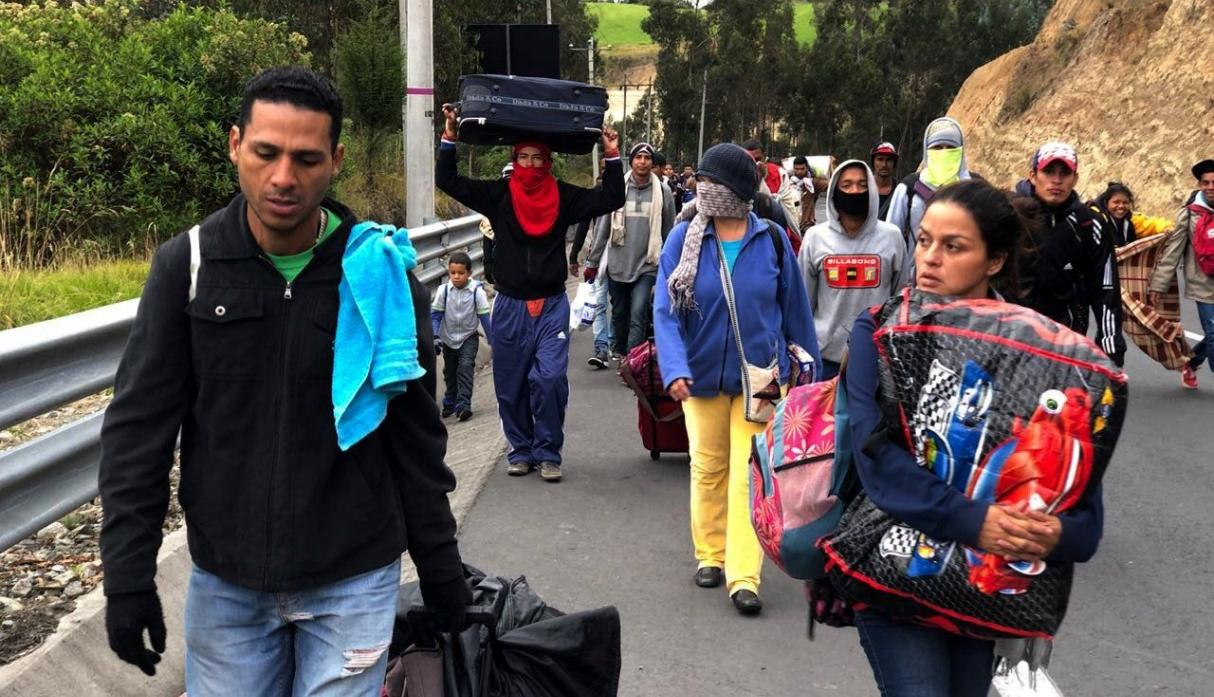Venezolanos apuran el paso por Ecuador antes de que Perú restrinja la entrada