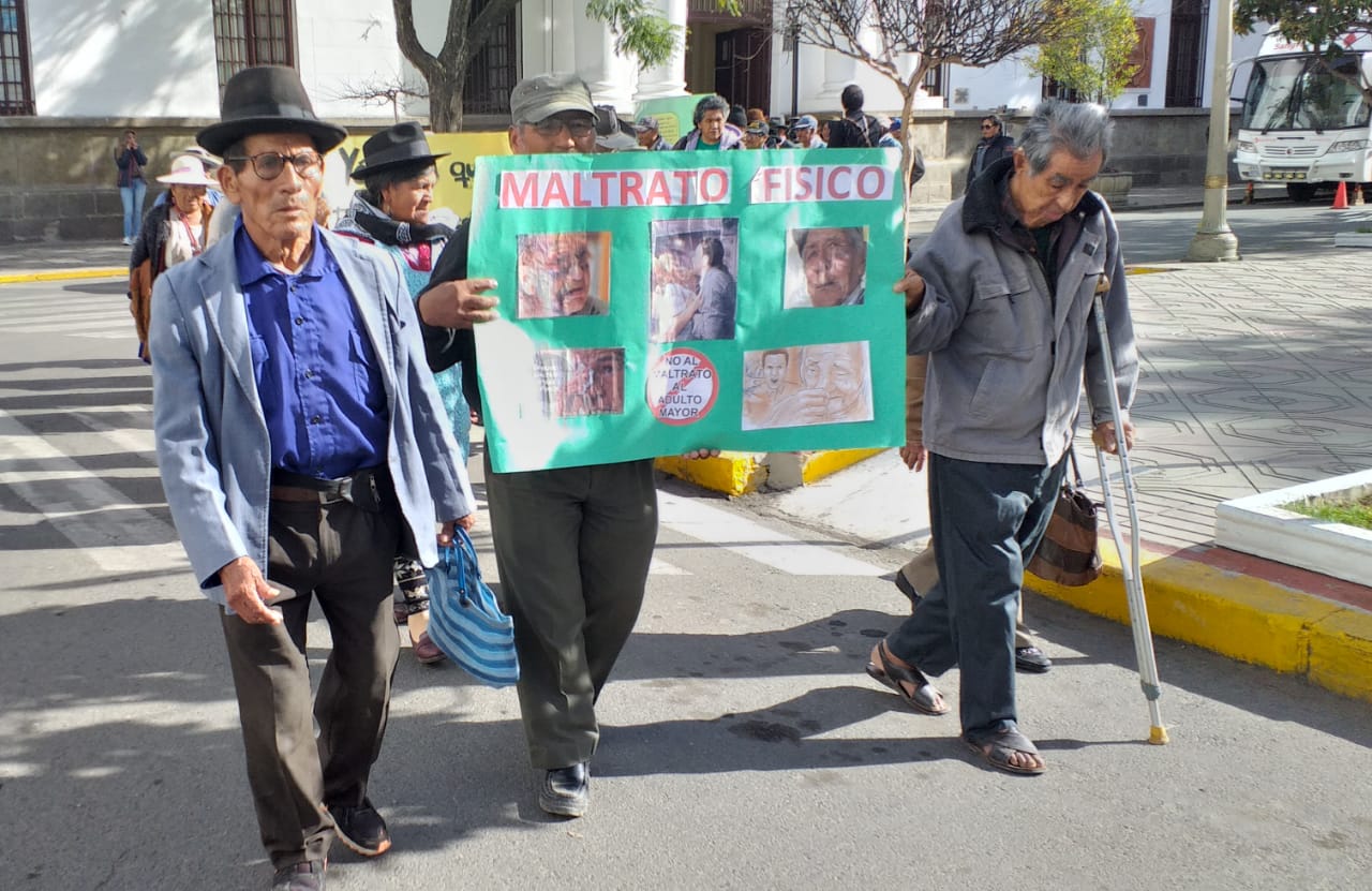Adultos Mayores marchan para exigir respeto a sus derechos