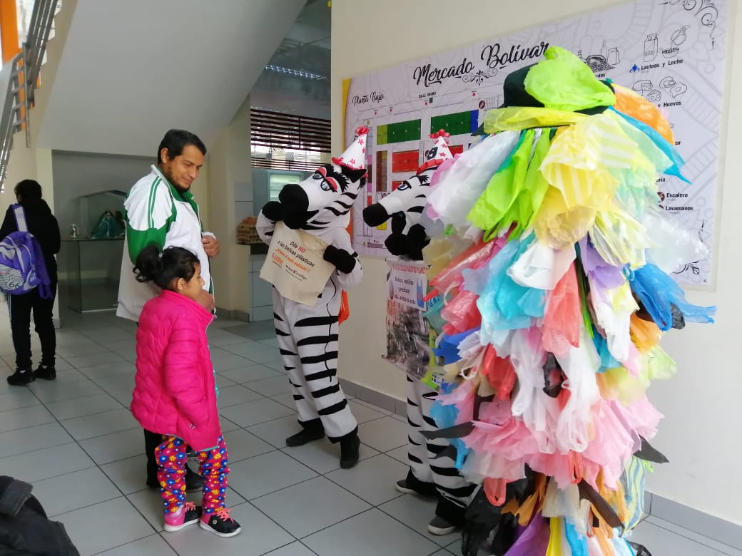 EMAT impulsa campaña de reducción de bolsas plásticas en el mercado Bolívar de Tarija