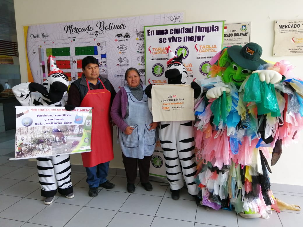 EMAT impulsa campaña de reducción de bolsas plásticas en el mercado Bolívar de Tarija