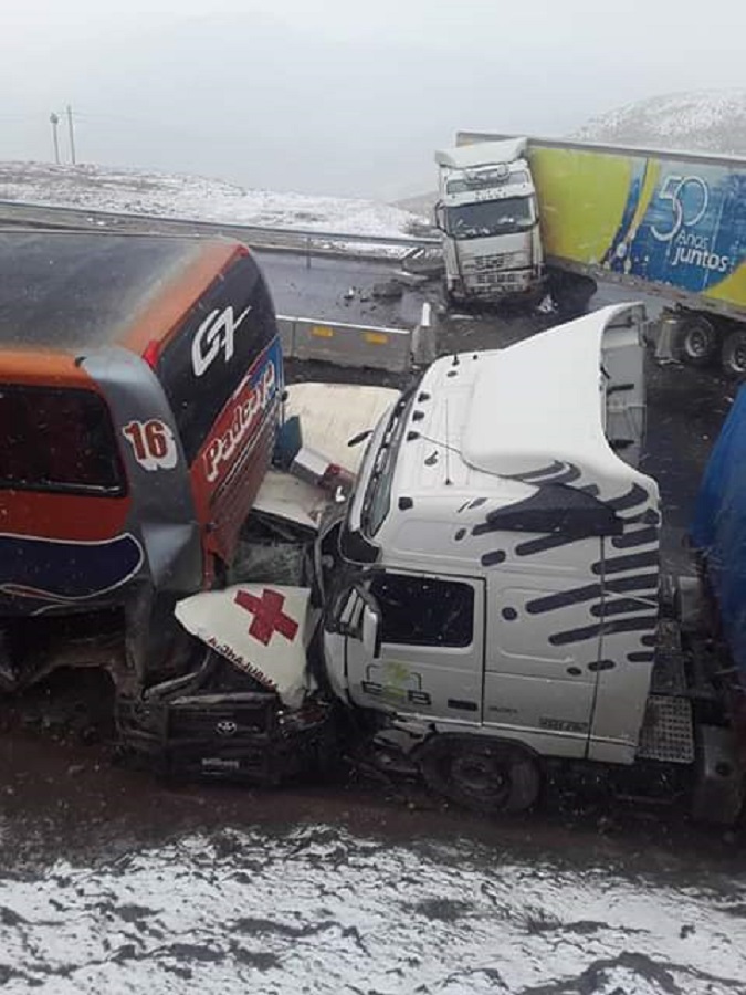 Reportan colisión múltiple en carretera Oruro-Cochabamba