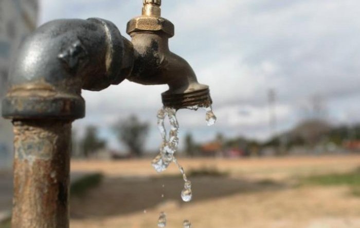 Subalcaldía de Tarija realiza mantenimiento al sistema de agua potable de Sella Cercado