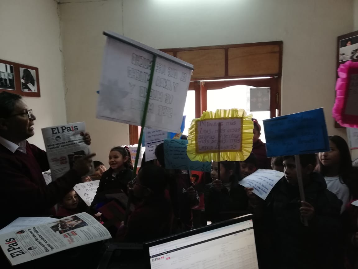 No es una manifestación, conoce por qué niños escolares llegaron "gritando" a El País
