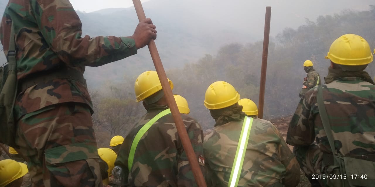 Soldados del Regimiento Padilla y su labor silenciosa en el incendio de Tarija