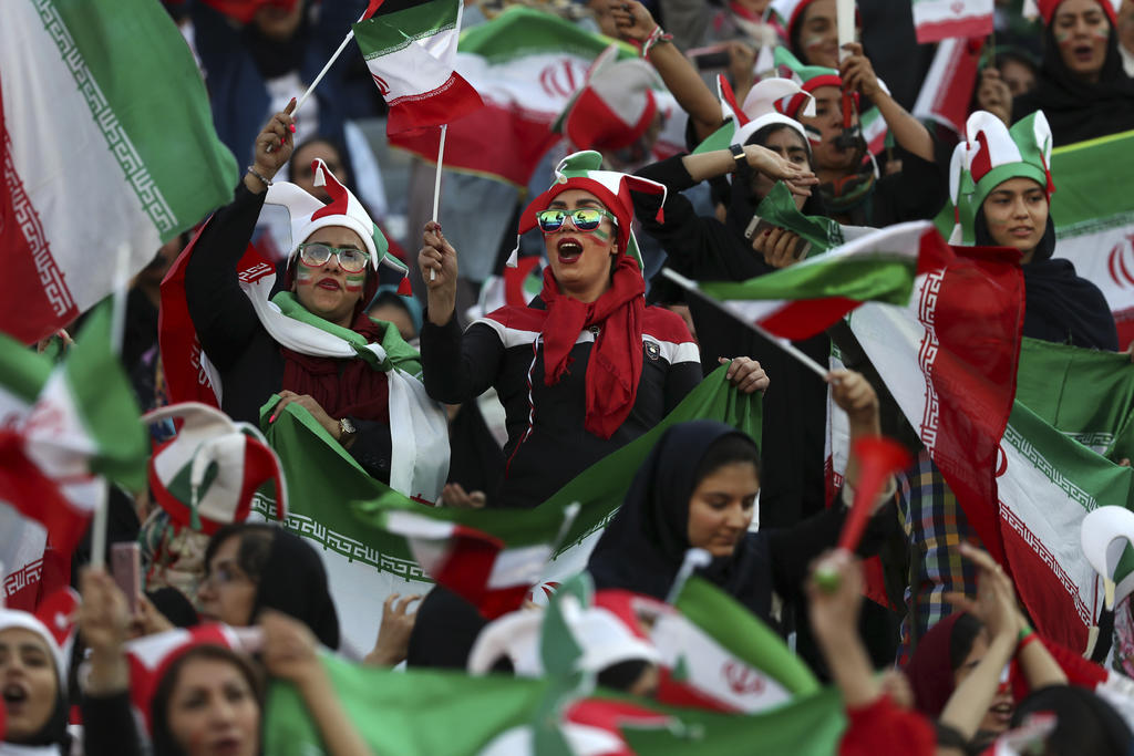 Mujeres iraníes hacen historia con su ingreso al estadio Azadi