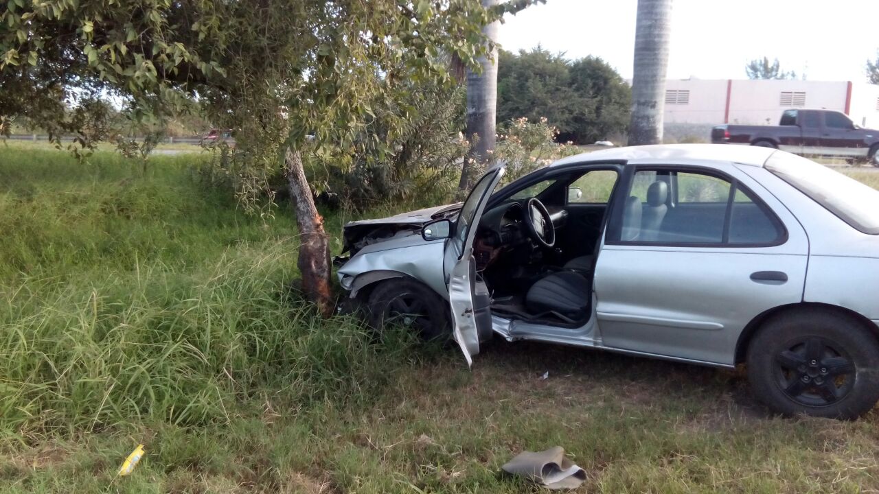 Vagoneta sufre vuelco de tonel y auto choca un árbol