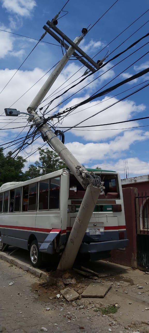 Bus escolar se averió y colisionó a poste de luz en Tarija