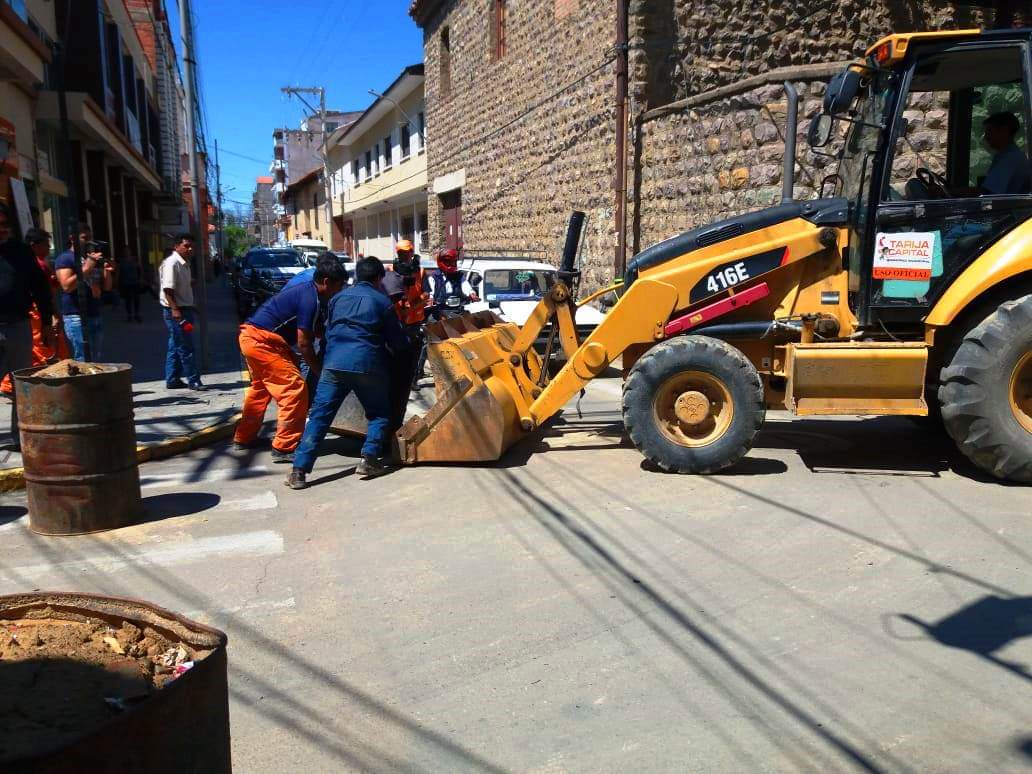 Ornato y Obras Públicas limpian los bloqueos en Tarija