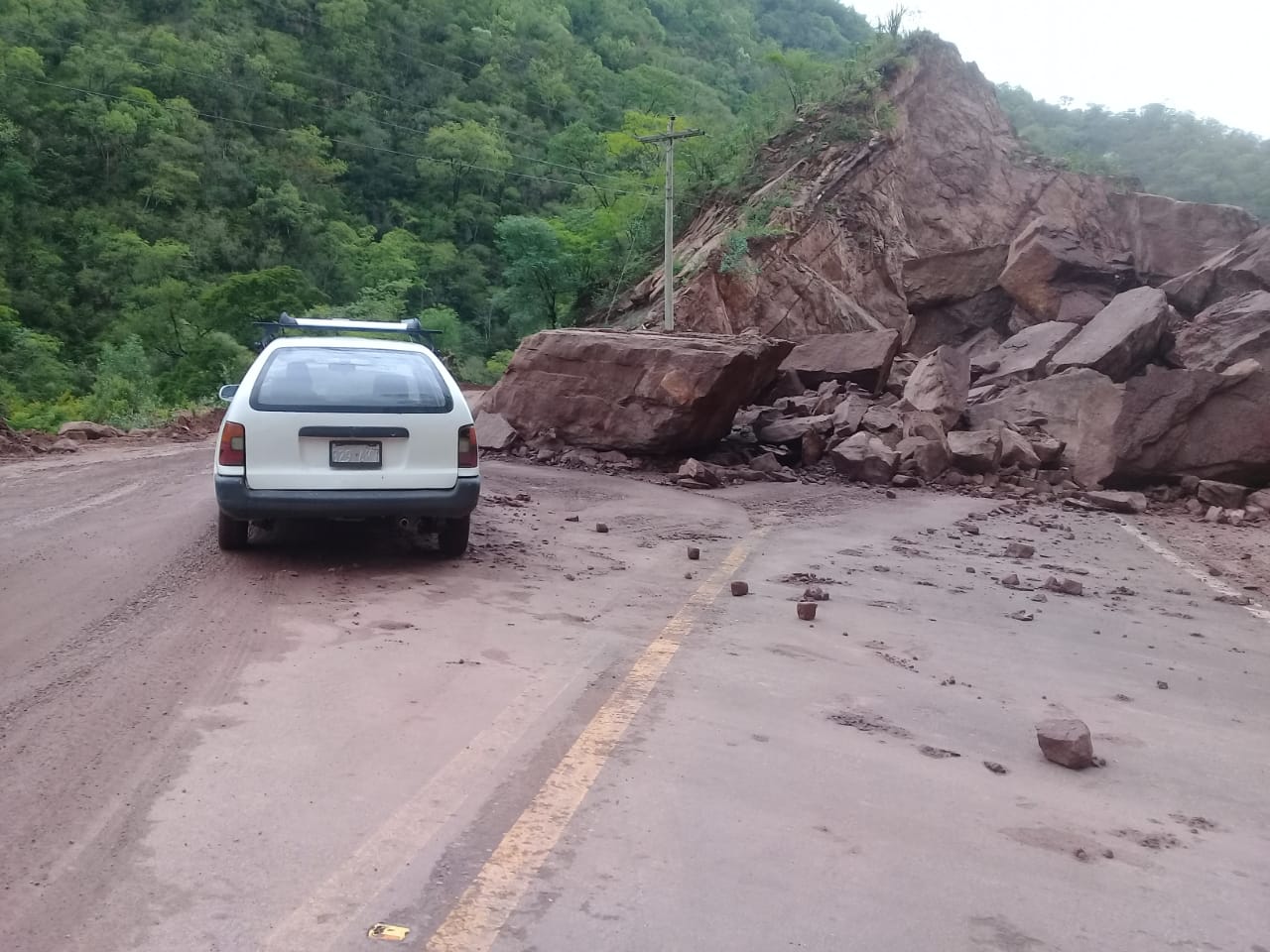 ABC realiza trabajos de limpieza tras derrumbe en la carretera Tarija-Villa Montes