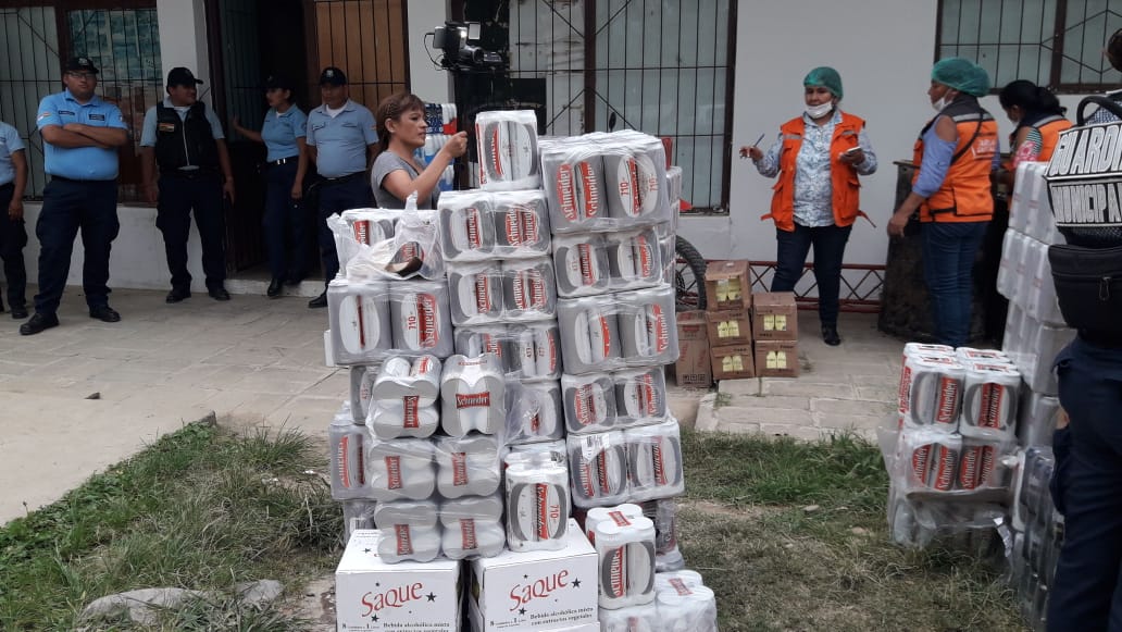 Decomisan 1.560 litros de bebidas en el Mercado Campesino de Tarija