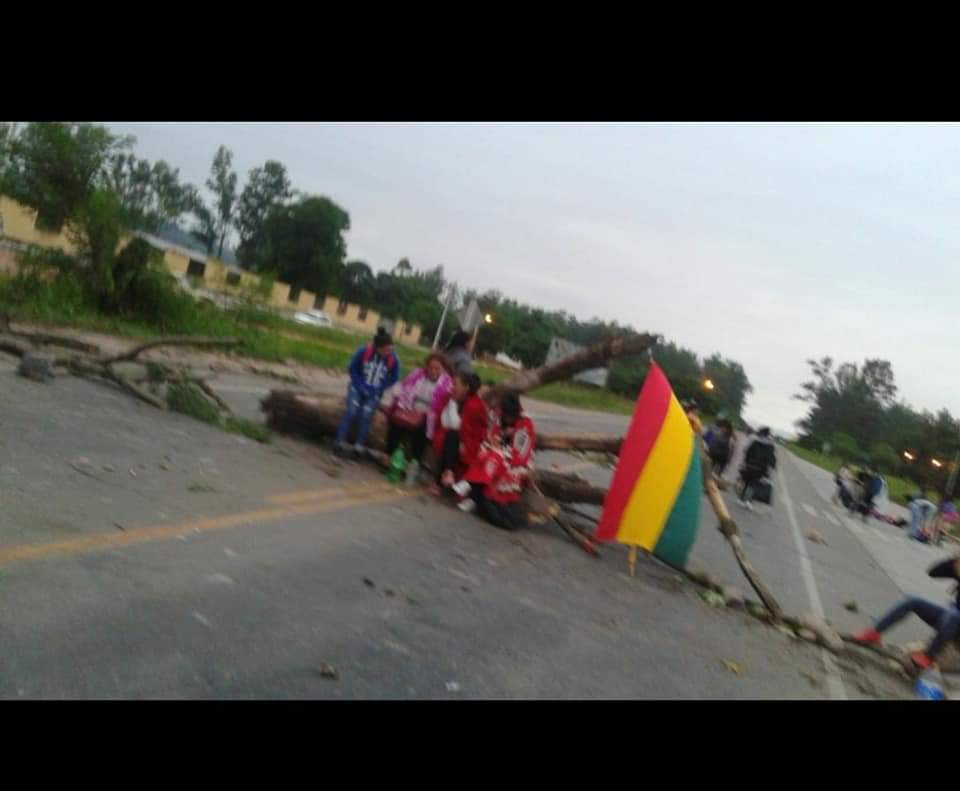 Estudiantes de enfermería bloquean carretera 9 de Yacuiba