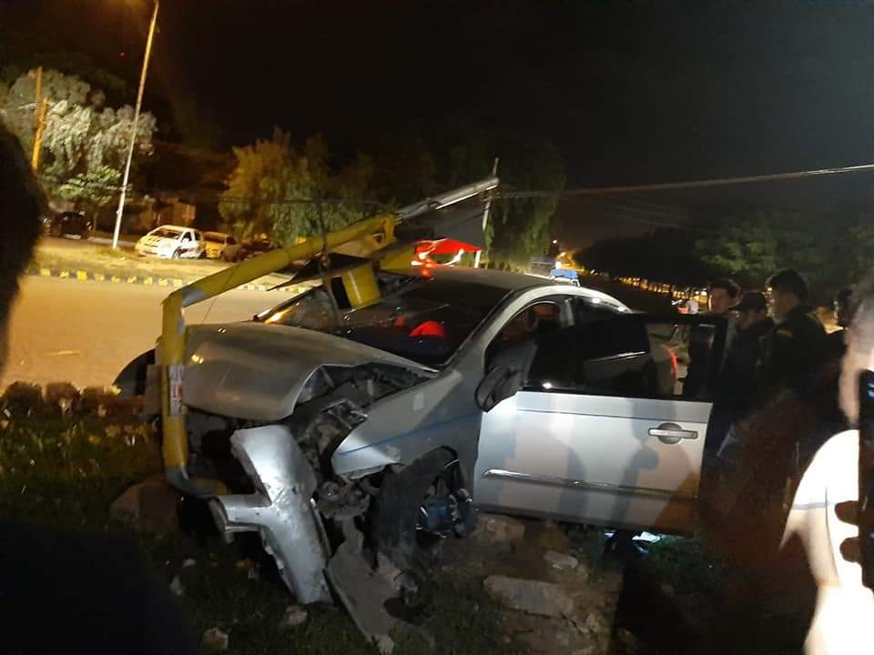 Policía muere tras chocar su auto contra poste en una rotonda de Tarija