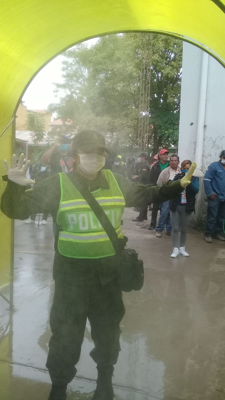 Instalan una cámara de desinfección en el Comando de la Policía en Tarija