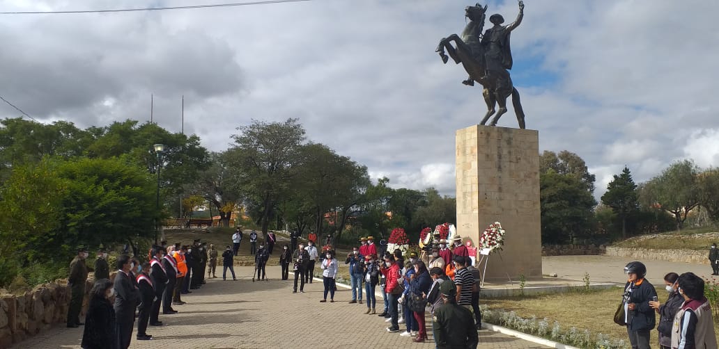 Ofrendas florales y ausencia de desfiles, Tarija vive un aniversario diferente (Imágenes)