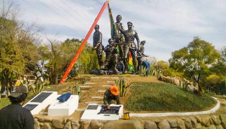 Hacen reparaciones en la plaza Tres Pasos al Frente