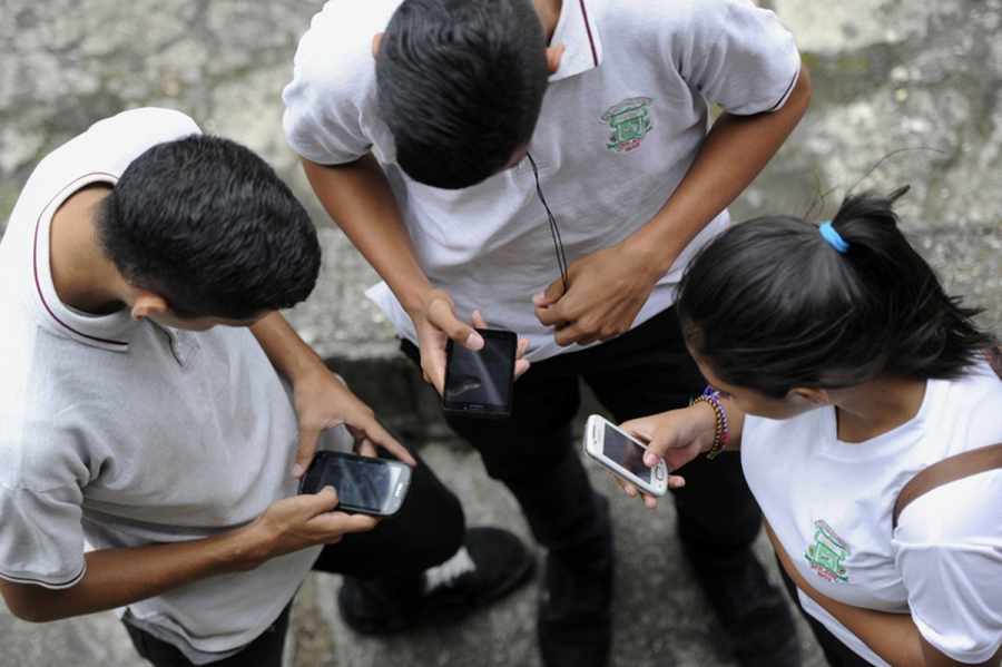 El “No” Al Celular En Las Aulas, El Freno Para Los Adictos Al Touch