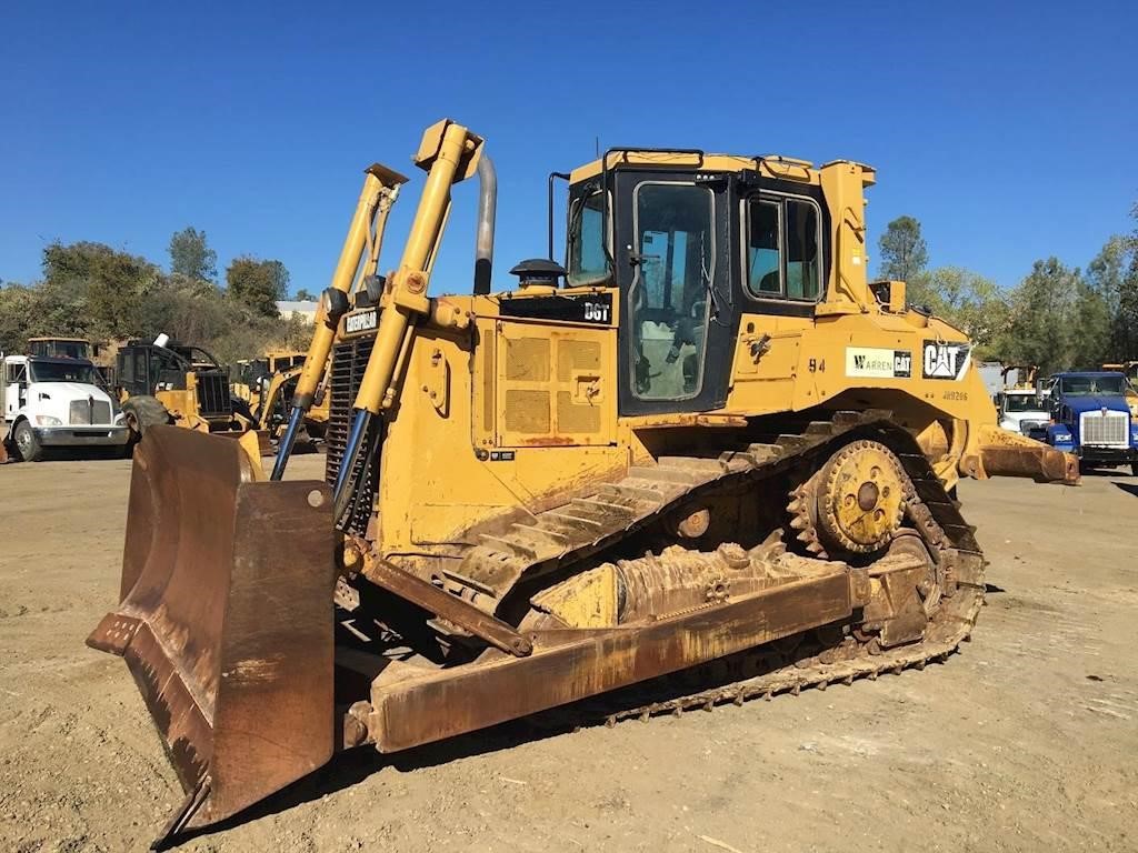 Машинист бульдозера пенза. Cat 65 бульдозер. Бульдозер Caterpillar d5r2 XL. Бульдозер Caterpillar красный. Бульдозер Caterpillar d6t объем бака.