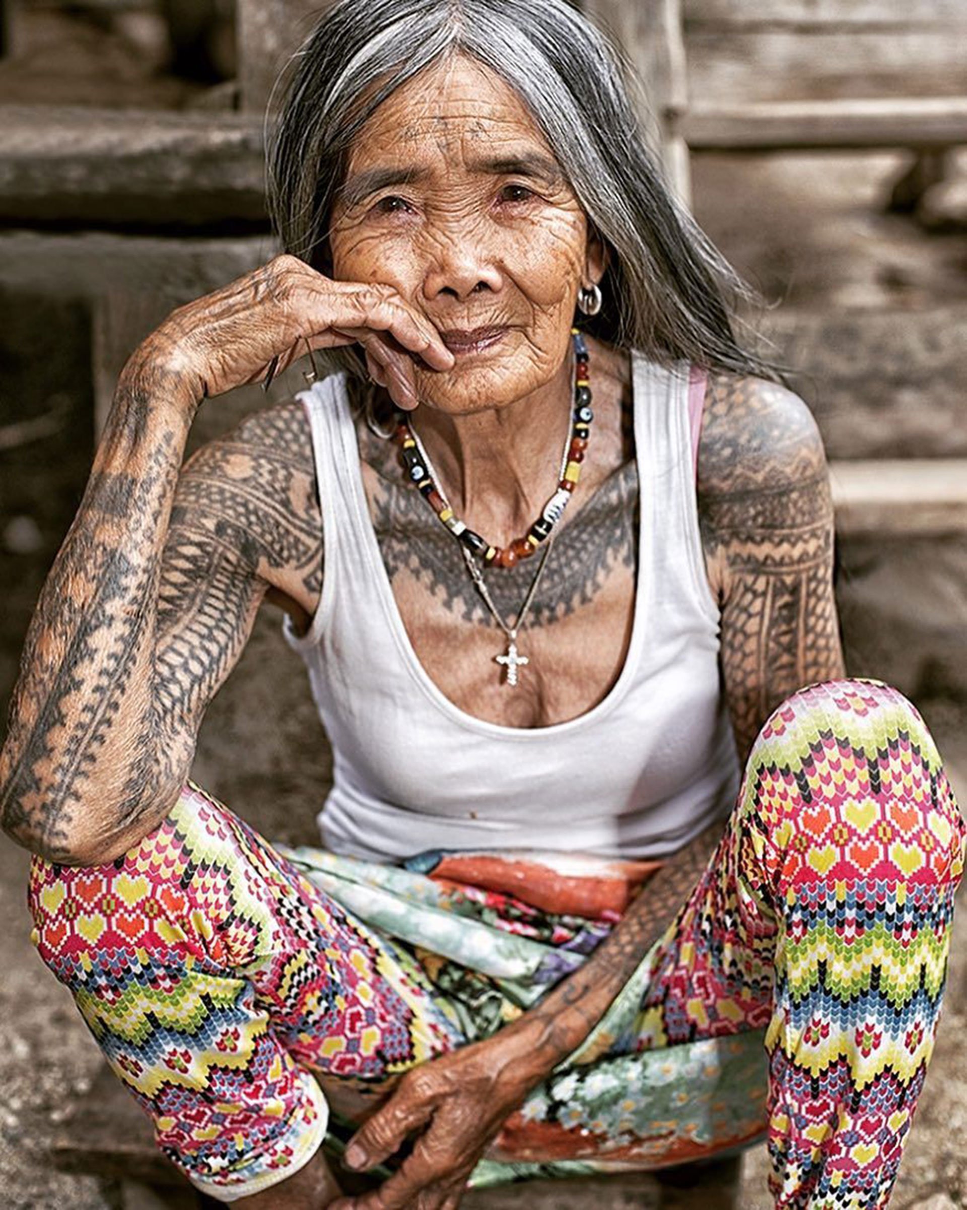 Старые тайки. Филиппинка татуировщица 102 года. Татуировщица 102 года Филиппинская татуировщица.