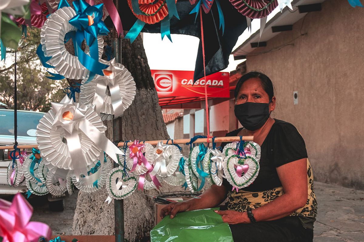 Doña Teo”: 41 años haciendo guirnaldas para Todos Santos
