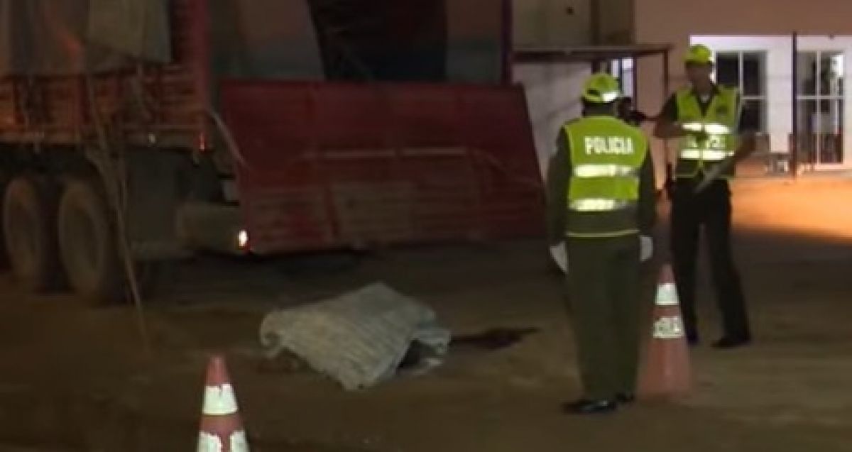 Hombre muere aplastado entre dos camiones y testigos apuntan a la mala maniobra de un chofer