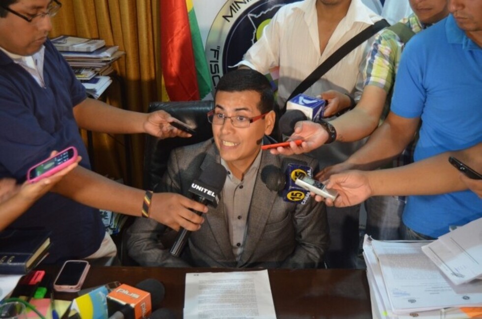 Fiscal Muñoz desata caza de brujas por jeep con placa de Mariscal